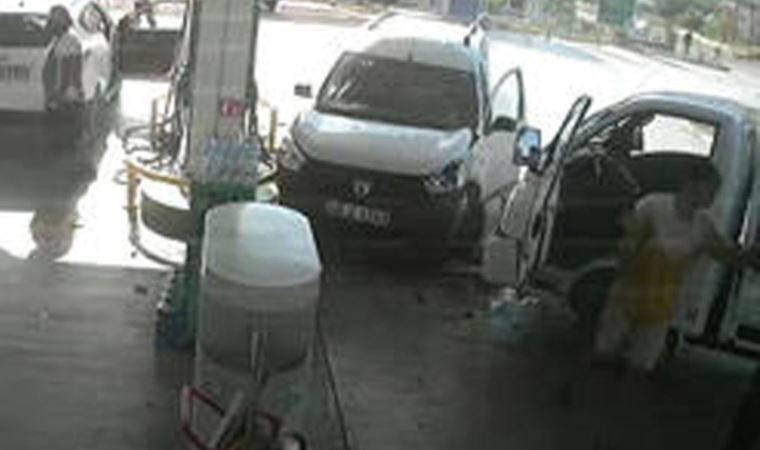 Muğla'da kontrolden çıkan kamyonet akaryakıt istasyonuna girdi, o anlar kamerada