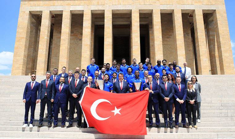Avrupa şampiyonu Anadolu Efes'ten Anıtkabir'e ziyaret