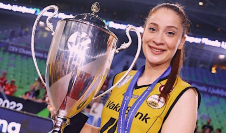 Tuğba Şenoğlu kimdir? Tuğba Şenoğlu aslen nereli? Tuğba Şenoğlu kaç yaşında? Tuğba Şenoğlu hangi takımlarda oynadı?