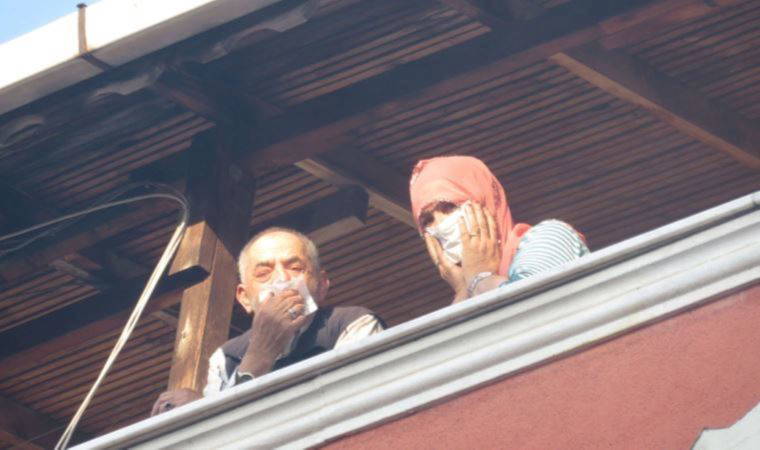 Ümraniye'de hurdalıkta yangın paniği: Balkona sığındılar (27 Mayıs 2022) (Video Haber)