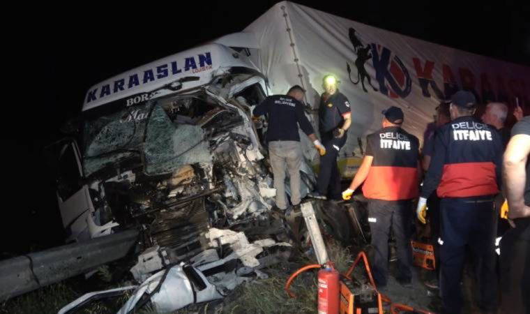 Feci kazada tır ile kamyon kafa kafaya çarpıştı: Baba öldü, oğlu yaralandı