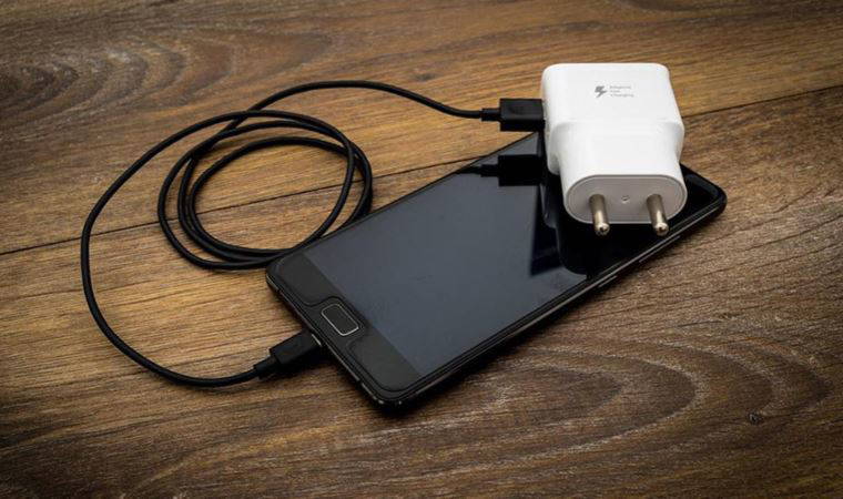 Elazığlı cep telefonu esnafı: “Bir şarj aleti bir telefon fiyatına çıktı”