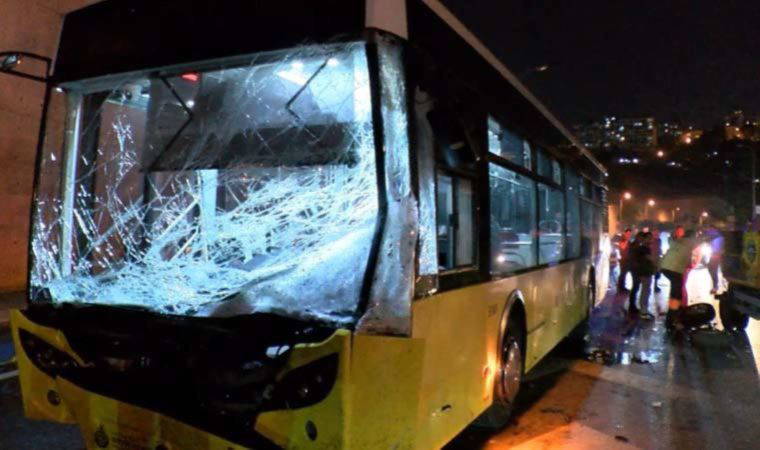 Otomobil İETT otobüsüne çarptı: 1 ölü, 4 yaralı (29 Mayıs 2022) (Video Haber)