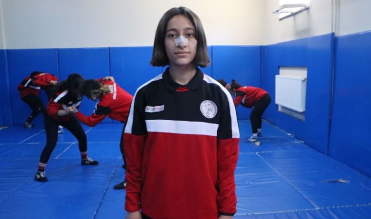Hakkarili Nurgül Abi, 7 ay önce başladığı güreşte dünya üçüncüsü oldu