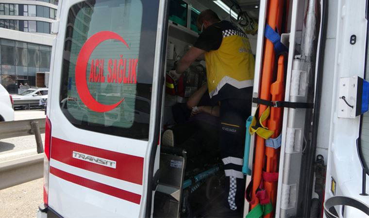 Pendik D-100'de iki otomobil çarpıştı: 2 yaralı