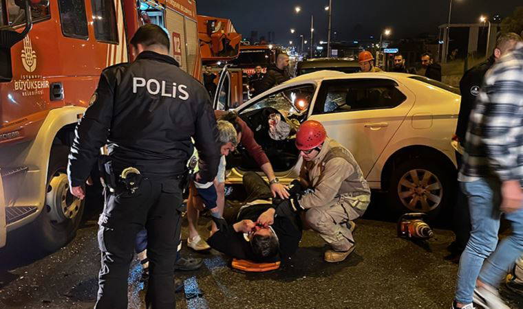 Pendik'te kazaya müdahale eden itfaiye aracına otomobil çarptı: 2'si ağır 5 yaralı var (03 Mayıs 2022) (Video Haber)