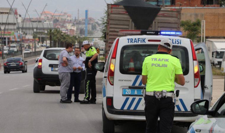 Otomobilin çarptığı polis memuru yaralandı