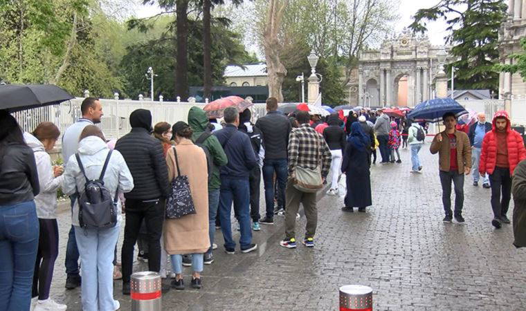 Yağmur altında beklediler: Dolmabahçe Sarayı'nda ziyaretçi yoğunluğu (03 Mayıs 2022)