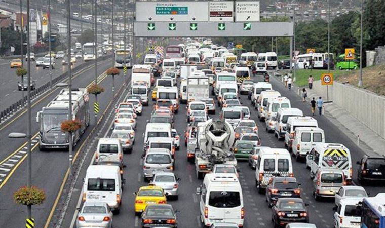 İstanbul'da haftanın ilk iş günü trafik yoğunluğu yaşanıyor