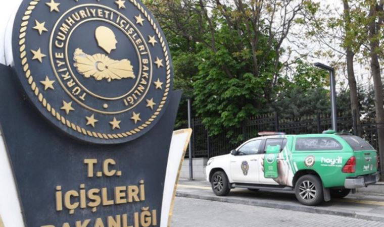 Ümit Özdağ engellendi, İçişleri Bakanlığı önüne 'HAYDİ' aracı çekildi