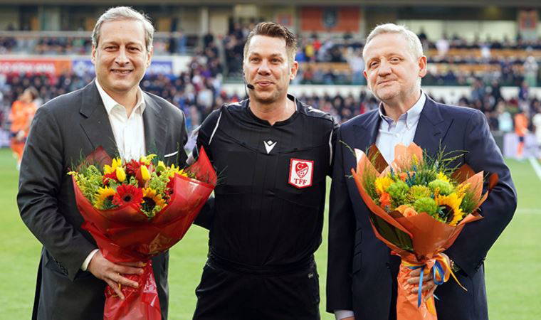 Fırat Aydınus'a çiçek veren Burak Elmas'a taraftardan tepki yağdı