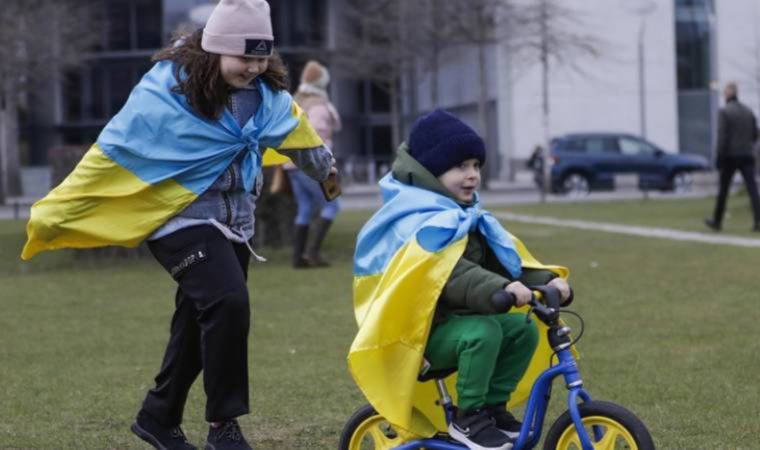 Almanya’da anma etkinliklerinde Ukrayna bayrağını taşıma yasağı tartışılıyor