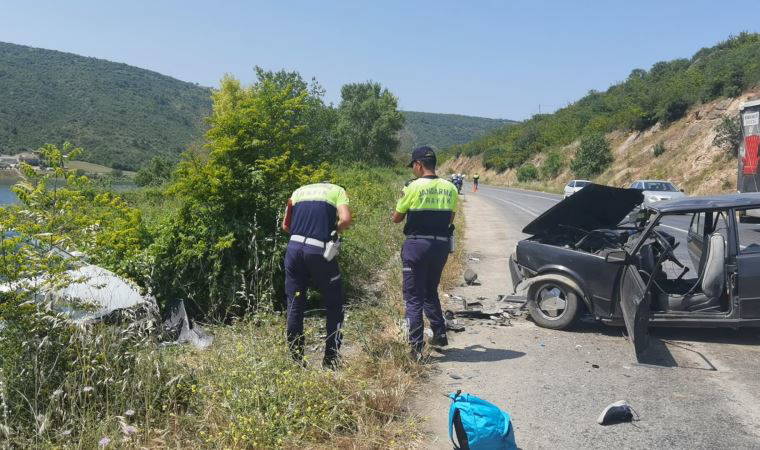 Bursa'da feci kaza: İki otomobil kafa kafaya çarpıştı!