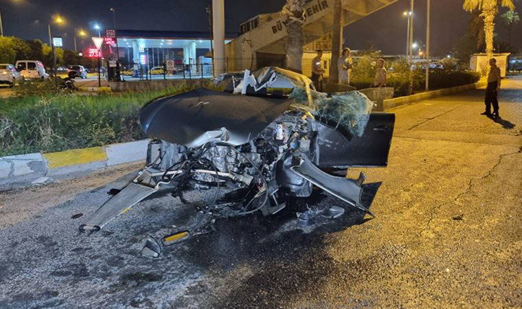 Adana'da feci kaza: Hurdaya dönen otomobilden hafif sıyrıklarla çıktı