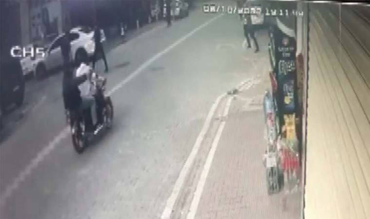 Esenyurt'ta motosikletli saldırganlar kırtasiyeye ateş açtı: 1 yaralı (11 Haziran 2022) (Video Haber)
