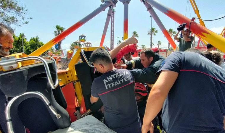 Antalya’da lunaparkta salıncak platformdan çıktı, 2 çocuk yaralandı (11 Haziran 2022)