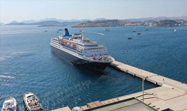 Bodrum'dan sezon boyunca 43 sefer yapacak "Blue Sapphire" adlı gemi dün ilk turuna başladı