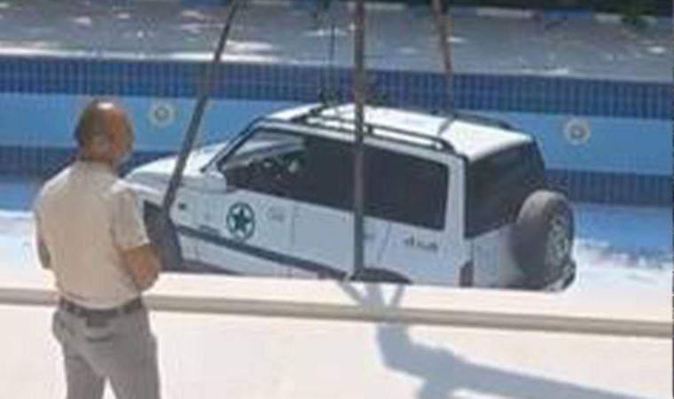 Antalya'da kontroldan çıkan cip sitenin havuzuna girdi