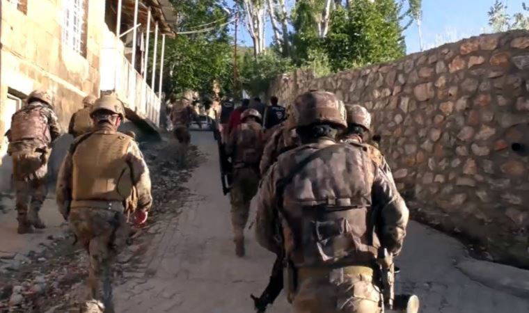 Bitlis'te 4 göçmen kaçakçısına tutuklama (02 Haziran 2022) (Video Haber)