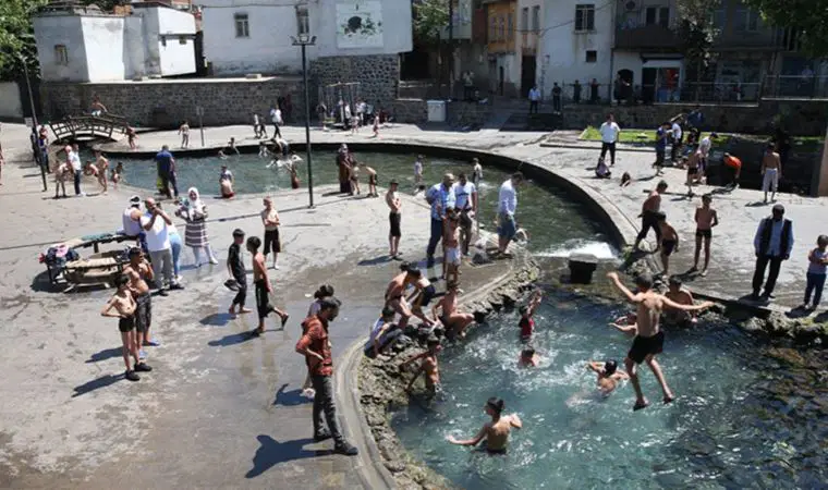 Diyarbakır'da 37 derece sıcakta çocuklar süs havuzunda serinledi