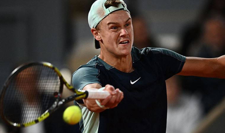 Annesini tribünden kovdu!