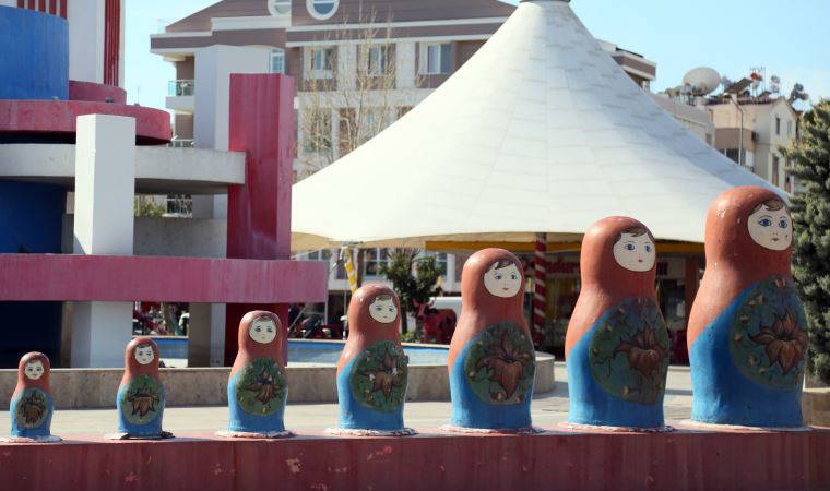 Antalya'da Dostluk Parkı'ndaki matruşkalara saldırı: Yerinden söküp parçaladılar
