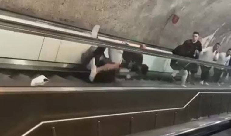 Metroda kavga: Yürüyen merdivenlerde yuvarlanarak devam ettiler