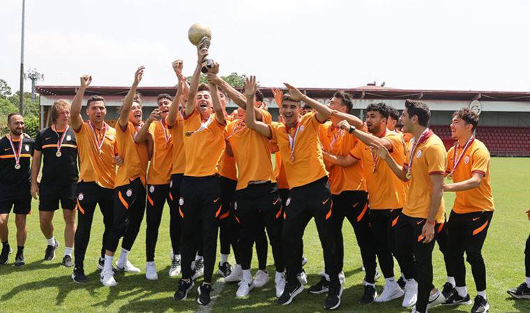 U19 Süper Lig şampiyonu Galatasaray kupasını aldı