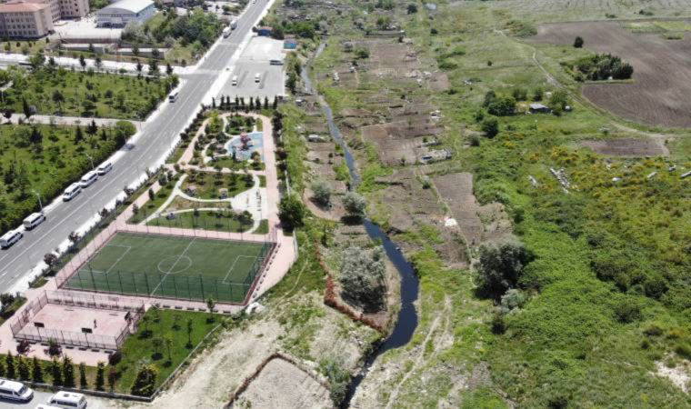 Arnavutköy’de siyah akan dere korkuttu, alan havadan görüntülendi