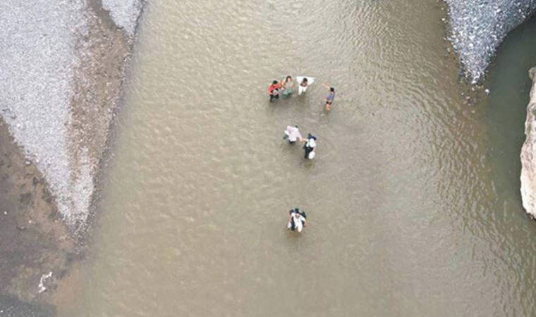 Adıyaman'da kahta çayı'nda kapaklar açılınca mahsur kalan 14 kişi kurtarıldı