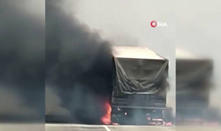 Şırnak’ta seyir halindeki tır alevlere teslim oldu