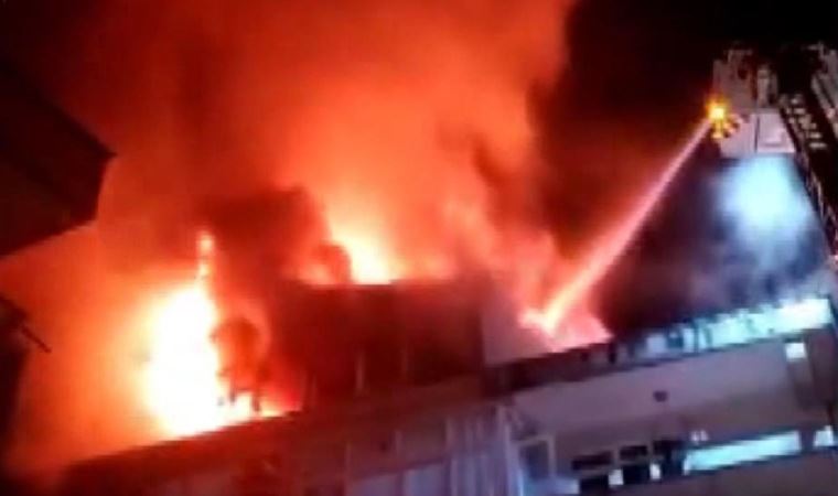 Sancaktepe'de 5 katlı binanın çatısında yangın çıktı (06 Haziran 2022)