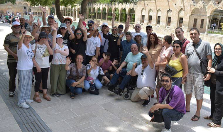 Balçova'da engeller sevgi ile aşılıyor