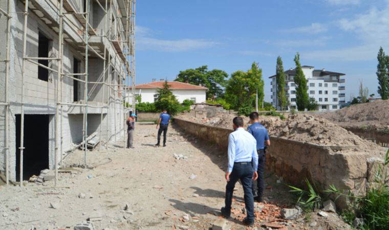 5'inci kattan düşen inşaat işçisi yaralandı