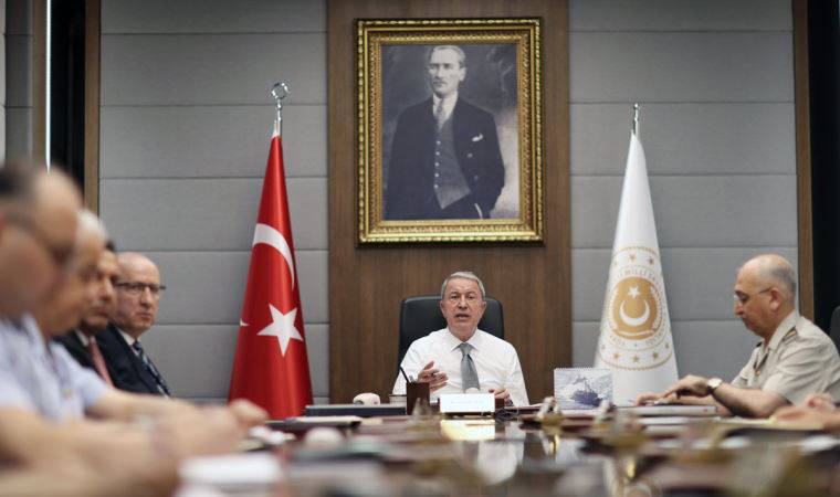 Bakan Hulusi Akar'dan kuvvet komutanlarıyla toplantı