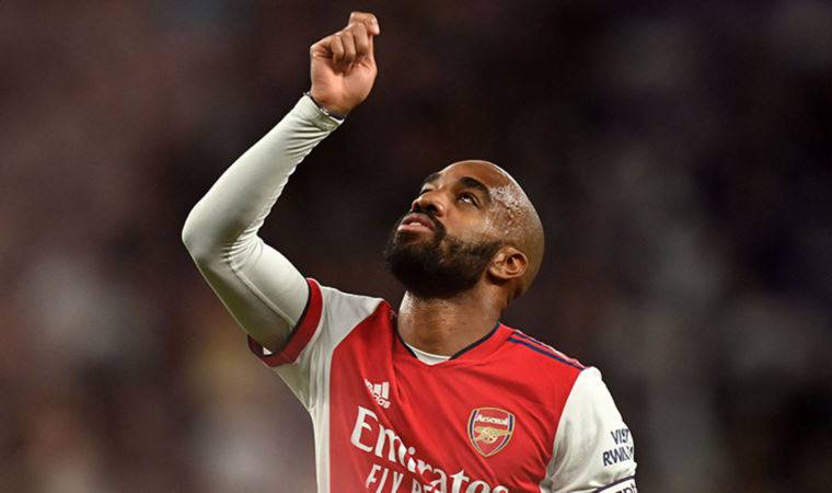 Lacazette, eski takımı Olimpik Lyon ile 3 yıllık sözleşme imzaladı