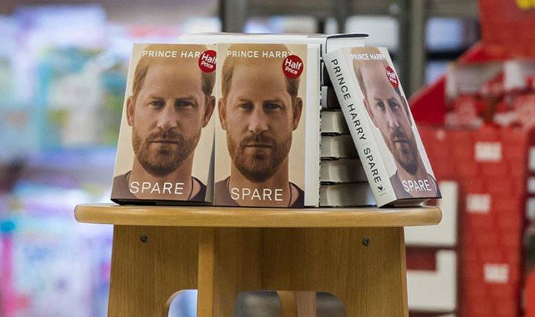 Prens Harry'nin tartışmalı anı kitabı "Spare" satışa çıktı