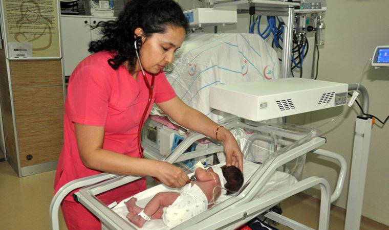 Karaman'da bir haftalık bebeği cami avlusuna bıraktılar