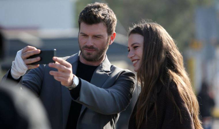 Serenay Sarıkaya ve Kıvanç Tatlıtuğ'un başrollerini paylaştığı 'Aile' dizisinden ilk kareler geldi, sosyal medya yıkıldı