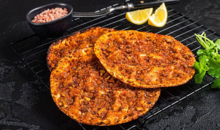 Tavada lahmacun nasıl yapılır? Püf noktaları ile tavada lahmacun tarifi...