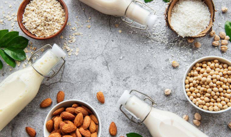 Bitkisel (vegan) süt nedir? Badem, yulaf,  fındık sütü evde nasıl yapılır?