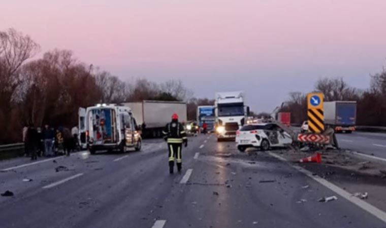 TEM'de TIR karşı şeride geçip 5 otomobile çarptı: 1 ölü, 1 yaralı