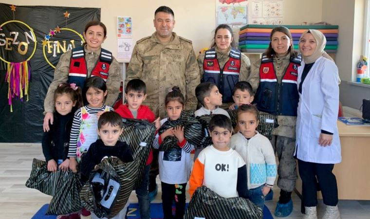 Jandarmadan köy okulu öğrencilere sürpriz