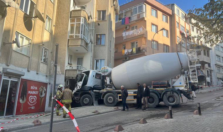 Üsküdar’da beton mikseri binaya çarptı