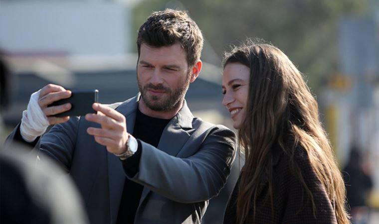 Serenay Sarıkaya ve Kıvanç Tatlıtuğ'un başrollerini paylaştığı 'Aile' dizisinden ilk afiş paylaşıldı