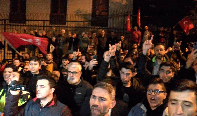 İstanbul'da İsveç Başkonsolosluğu'na yürüdüler: 'Yaşasın şeriat' ve 'tek yol şehadet' sloganları