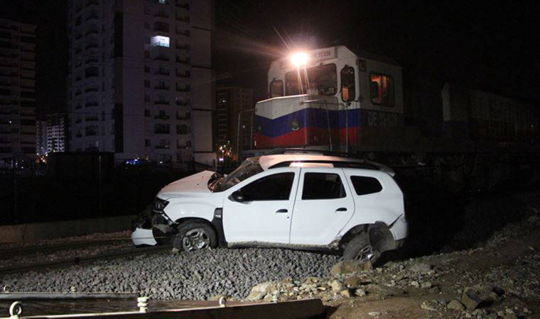 Diyarbakır'da yük treni hemzemin geçitte otomobile çarptı: 4 yaralı