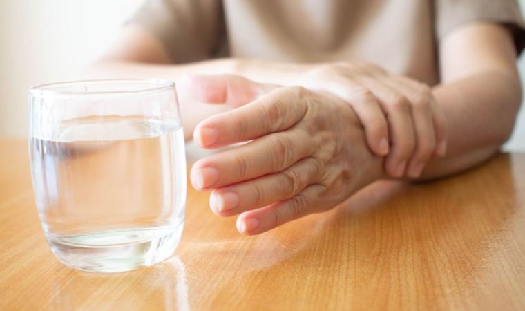Titreyen eller, tremor veya parkinson habercisi olabilir