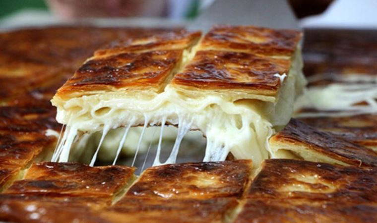 Böreğiniz fırından çıkınca çabuk sönüyorsa böyle pişirin! 40 yıllık usta sırrı verdi