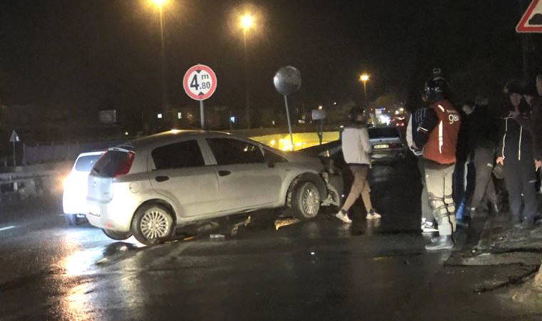 İstanbul Avcılar'da feci kaza... İki otomobil çarpıştı: 2 yaralı